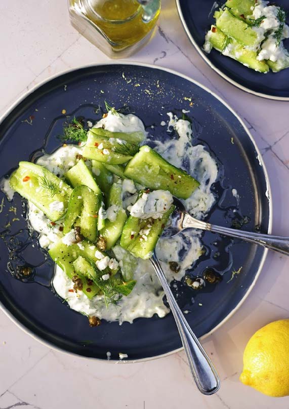 Salade de concombre écrasé à l’aneth, yaourt grec et zeste de citron