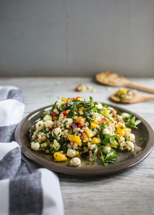 Salade de couscous israélien, de perles de bocconcini et de mangue, façon taboulé