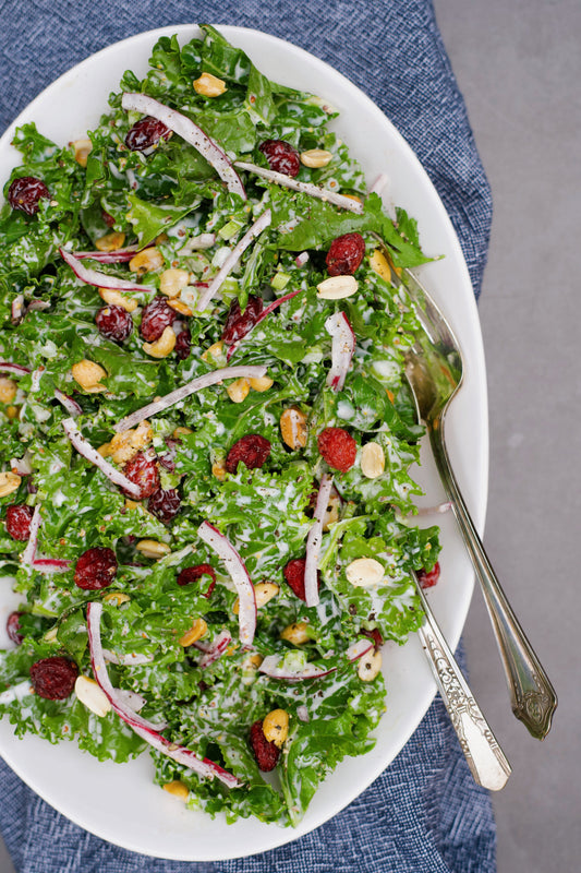 Salade de kale aux arachides et canneberges, vinaigrette crémeuse au yogourt