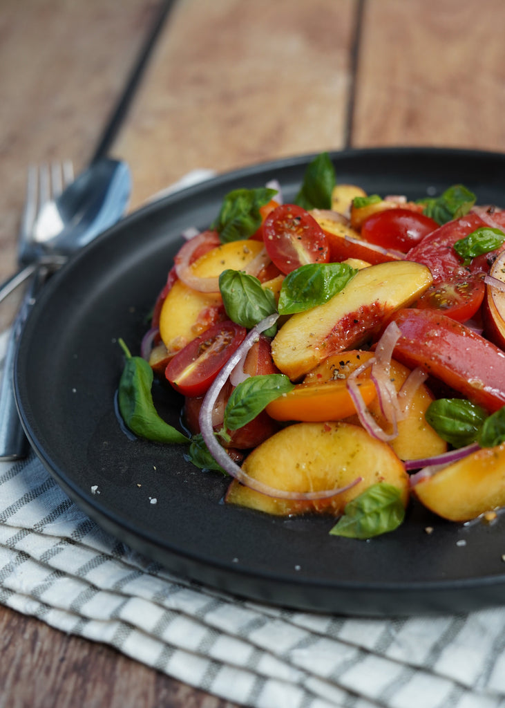 Salade de pêches et tomates ancestrales