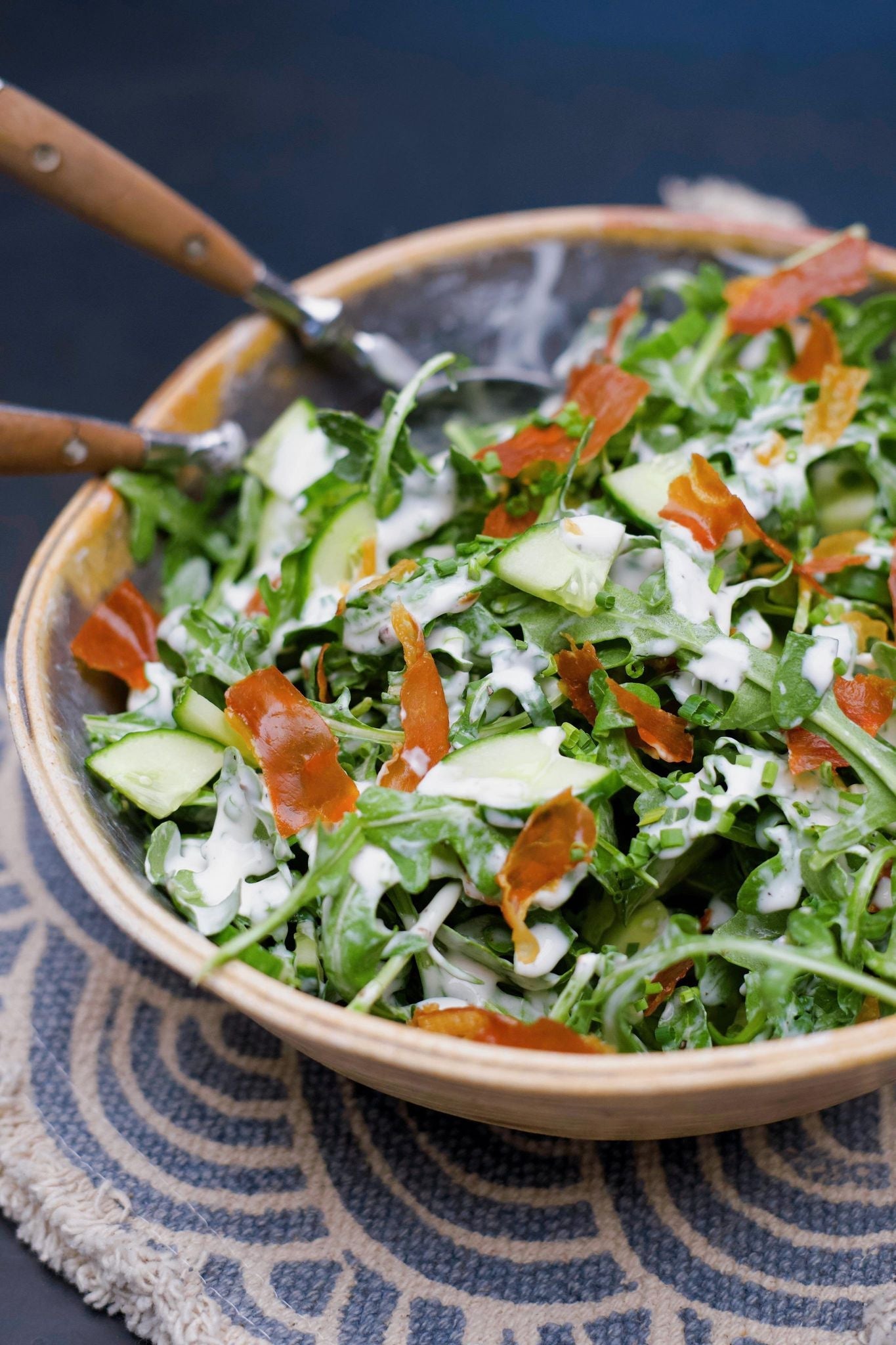 Salade de roquette, concombres, vinaigrette aigrelette et chips de prosciutto