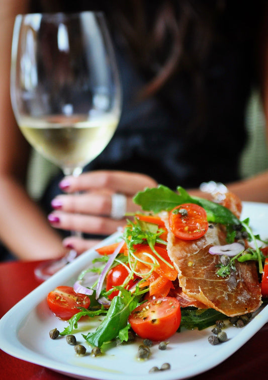 Salade de roquette et de fines feuilles, verdurette aux câpres et chips de prosciutto