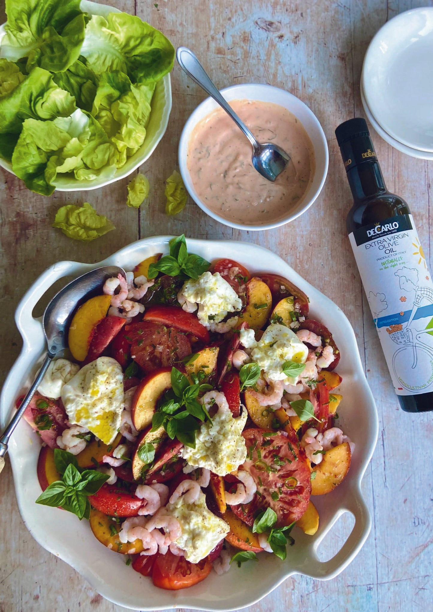 Salade de tomates, pêches et burrata, crevettes de Matane, sauce rosée à l'ail et au basilic