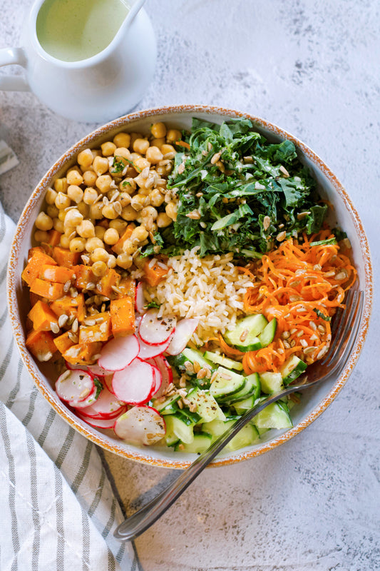 Salade repas aux pois chiches, légumes croquants et vinaigrette d’aquafaba