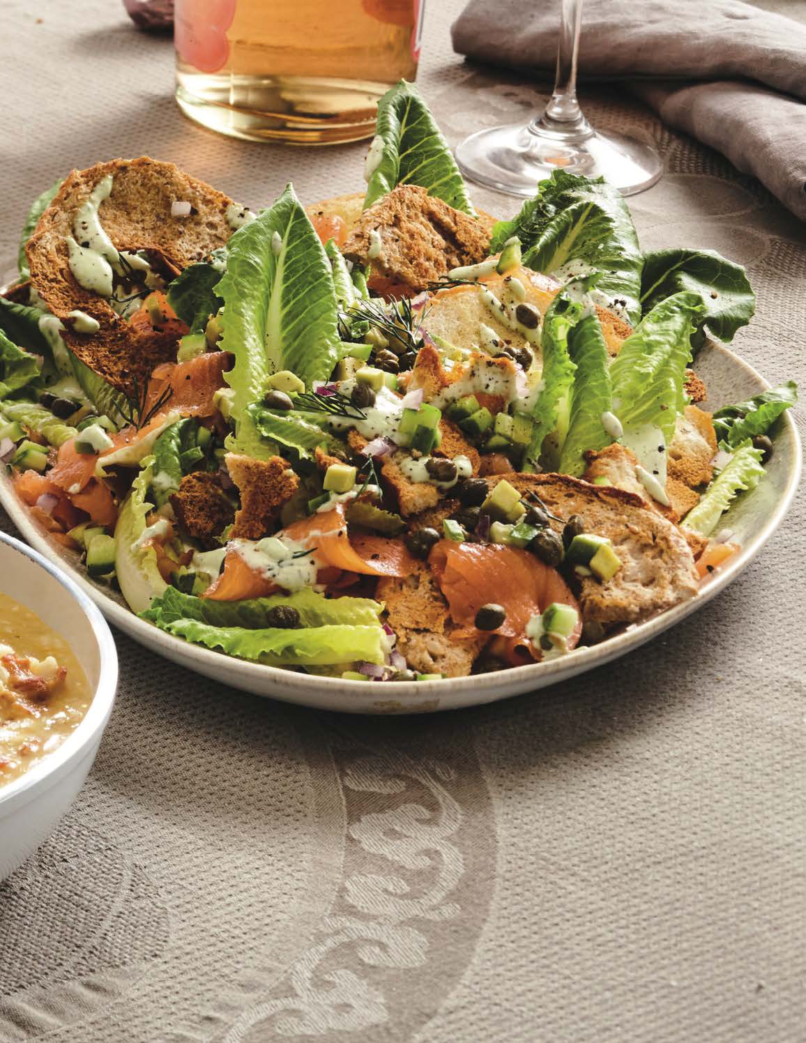 Salade romaine comme un bagel au saumon fumé