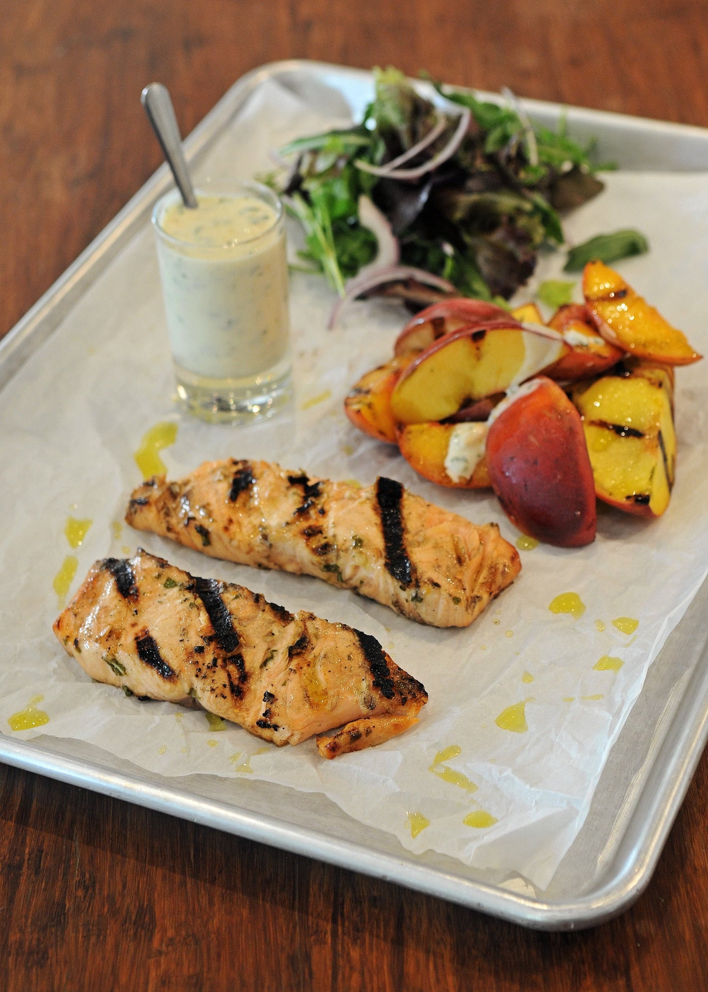 Salade tiède au saumon et aux pêches, vinaigrette crémeuse