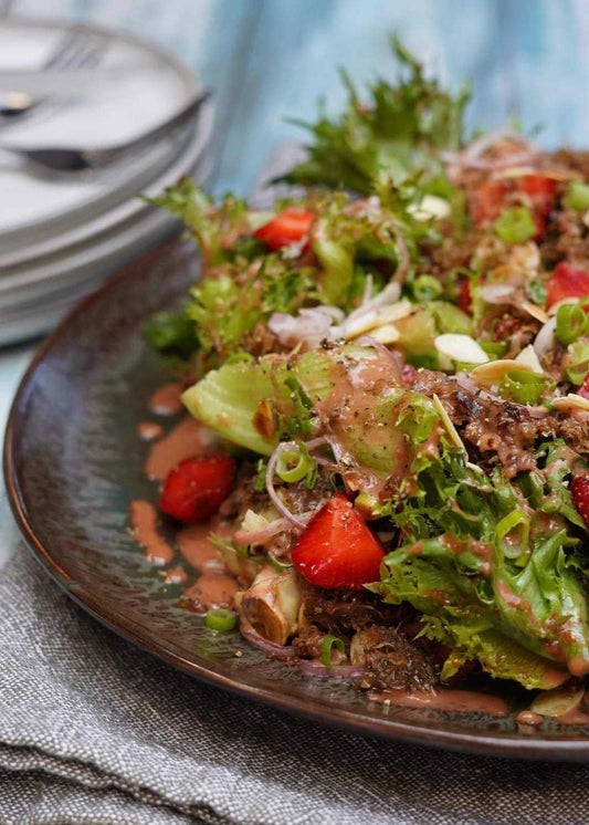 Salade tiède de canard confit, lardons et fraises du Québec