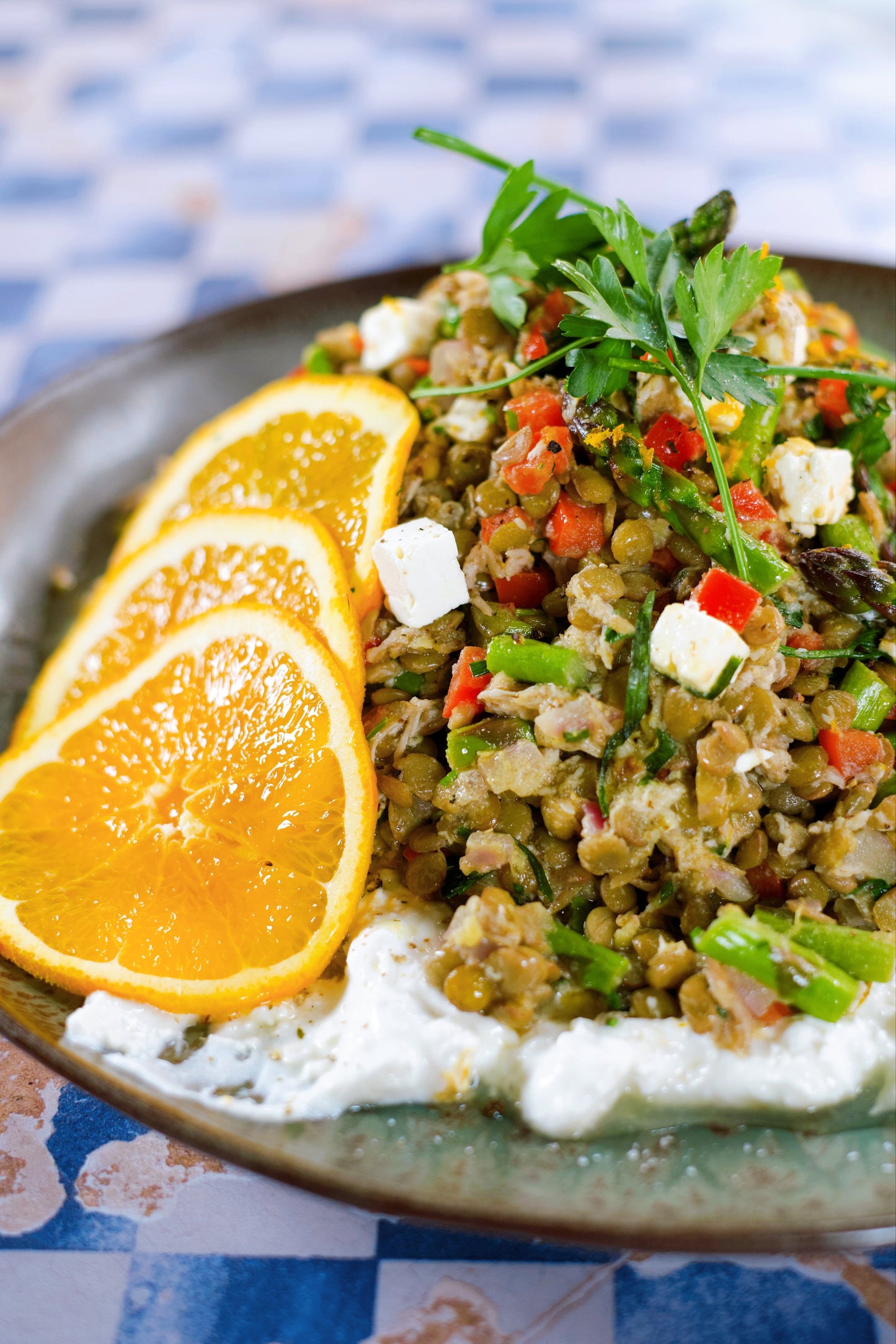 Salade tiède de lentilles, fraises rôties, chèvre crémeux et pistaches croquantes aux fines herbes