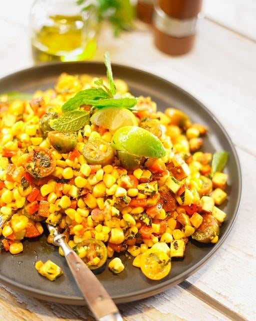 Salade tiède de maïs, tofu fumé et fromage halloumi