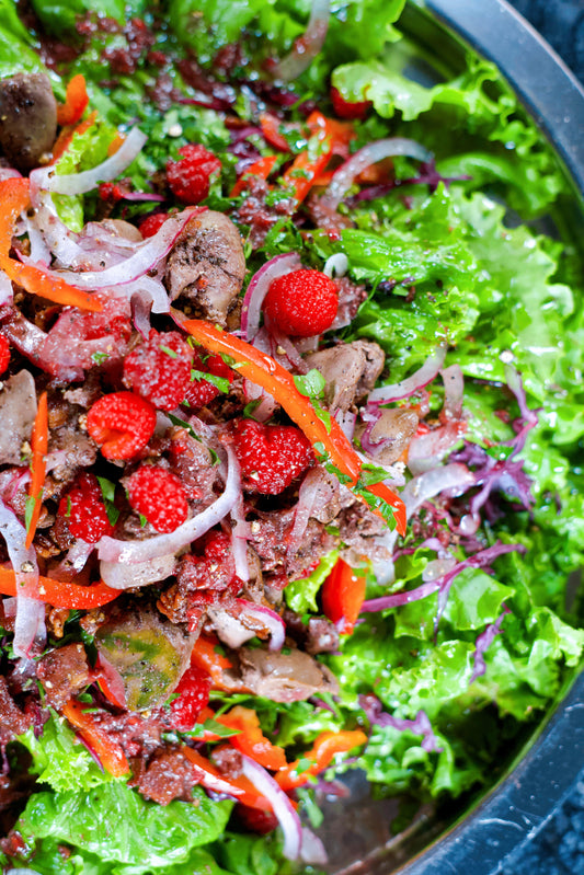 Salade tiède de verdures croquantes aux foies de volaille, lardons et fruits rouges