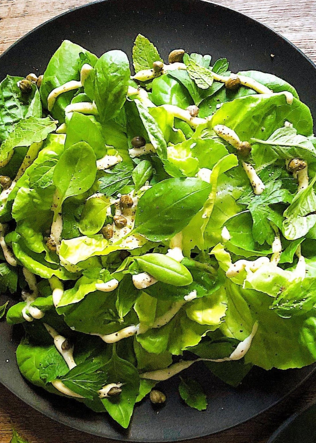 Salade verte ton sur ton, mayonnaise express aux herbes fines