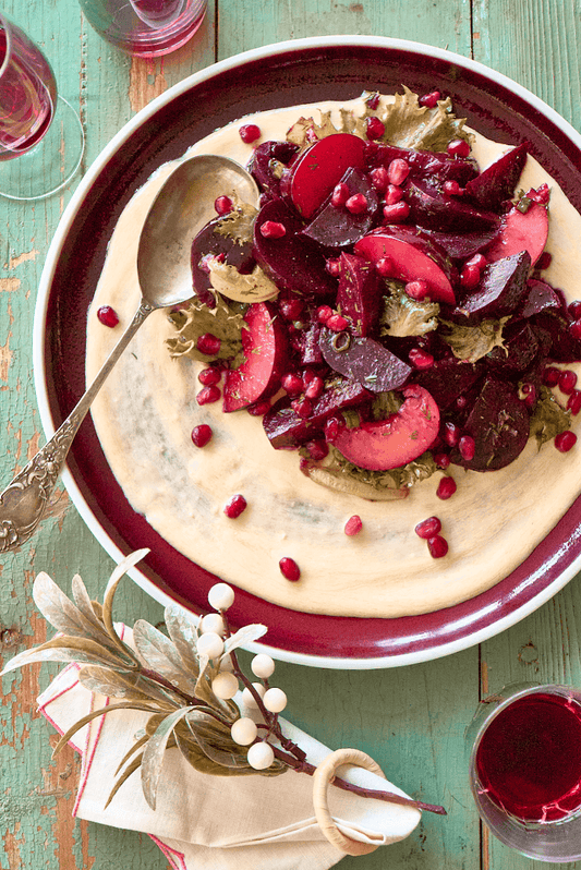 Salade de betteraves, grenade et prune, vinaigrette crémeuse au fromage de chèvre