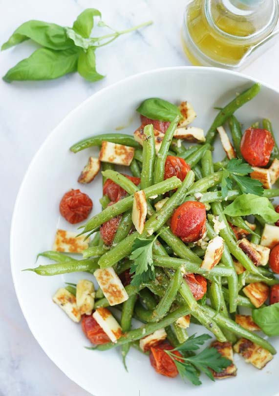 Salade de haricots verts croquants, tomates cerises confites et fromage halloumi grillé