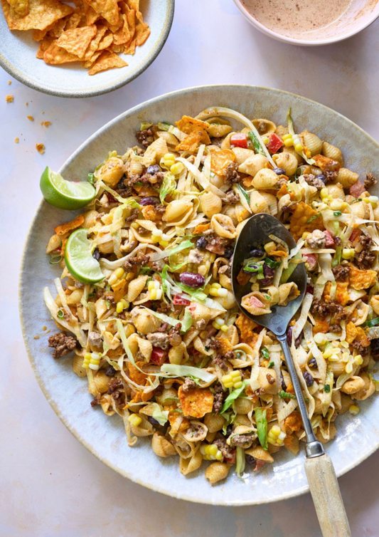 Salade de pâtes taco-Doritos au bœuf épicé et maïs