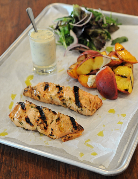 Salade tiède au saumon et aux pêches