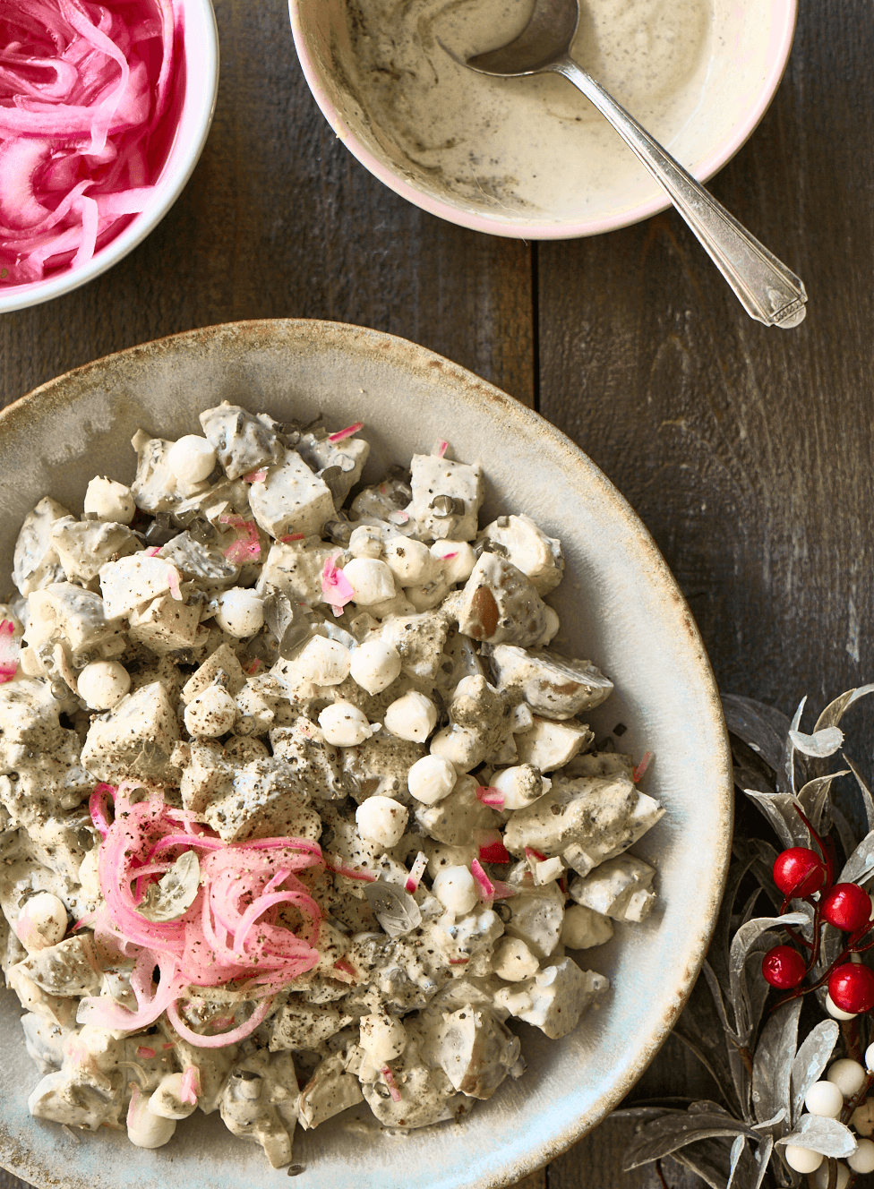 Salade tiède de pommes de terre au pesto, bocconcini et oignons marinés