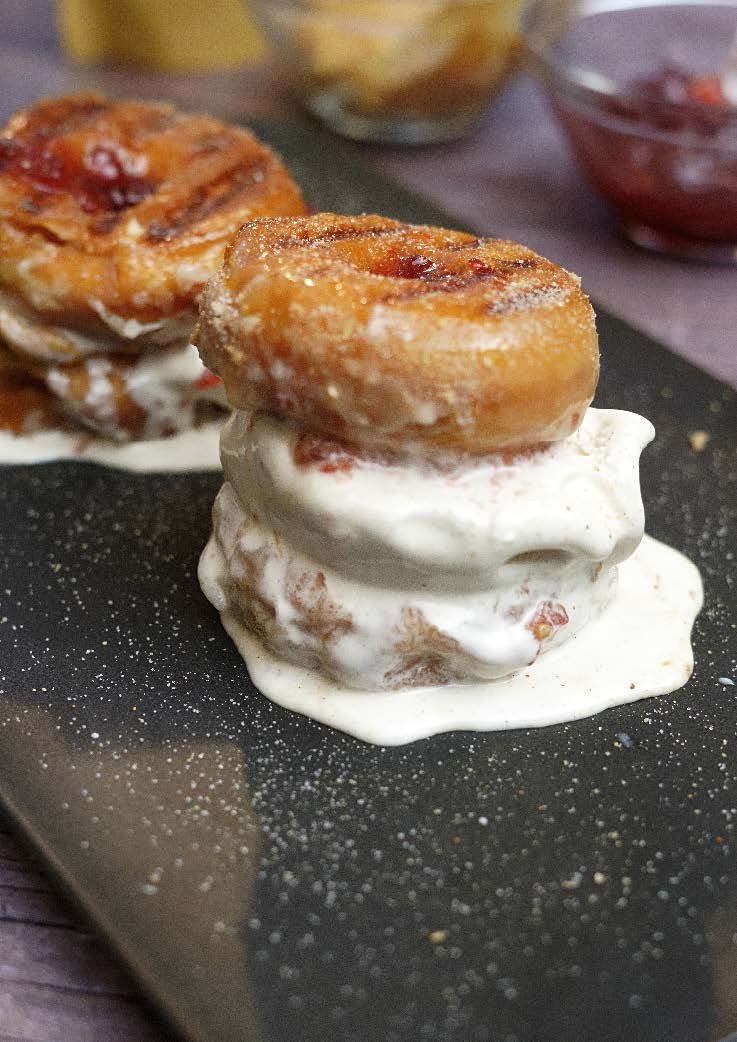 Sandwich de beignes grillés à la crème glacée