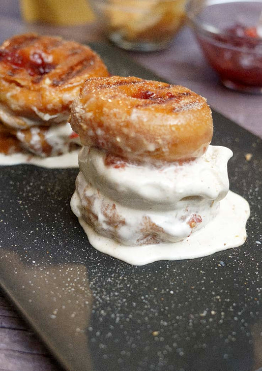 Sandwich de beignes grillés à la crème glacée