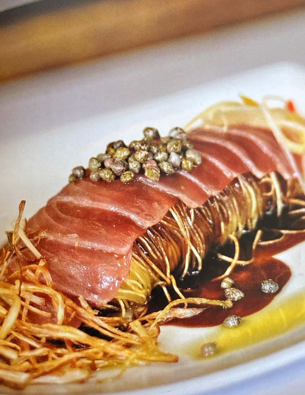 Sashimi de thon rouge à l’huile d’olive et aux câpres sur capellinis rôtis