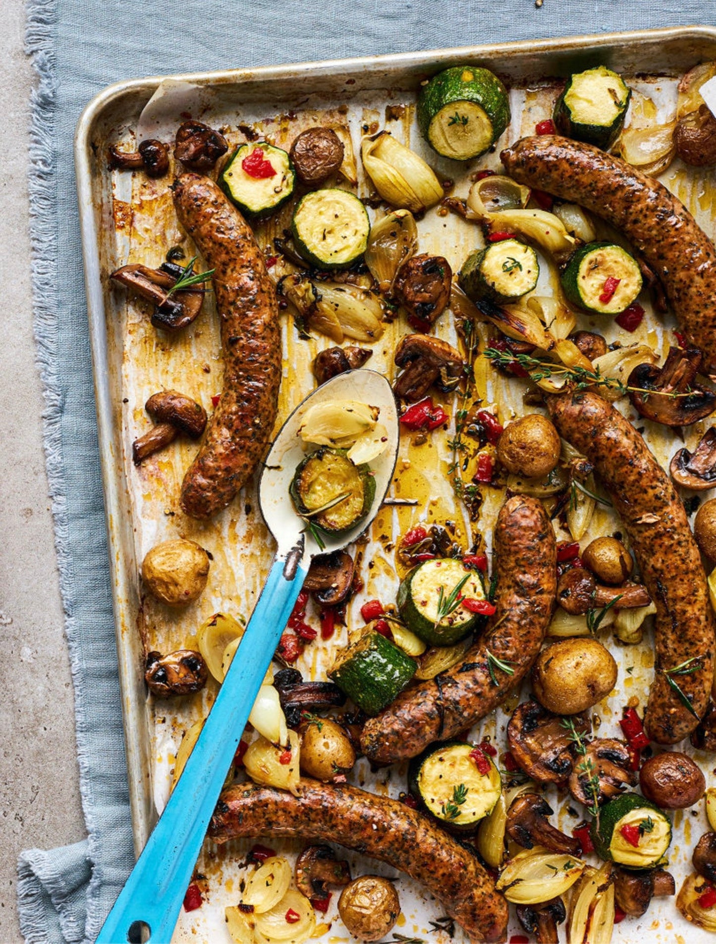 Saucisses aux fines herbes à la tombée de champignons au beurre et aux courgettes