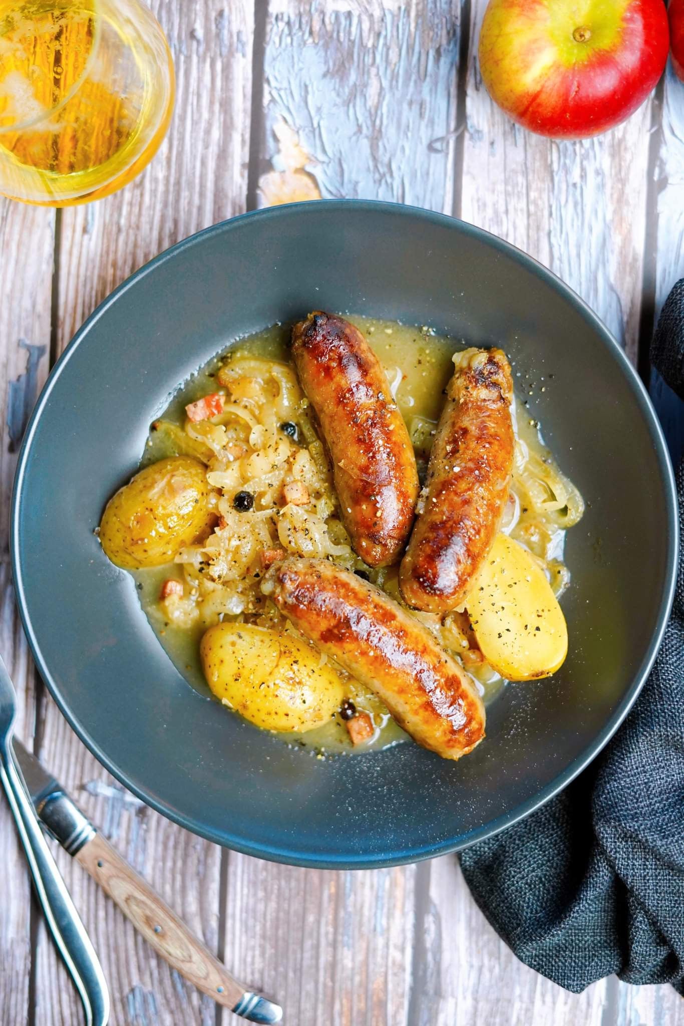 Saucisses braisées aux pommes