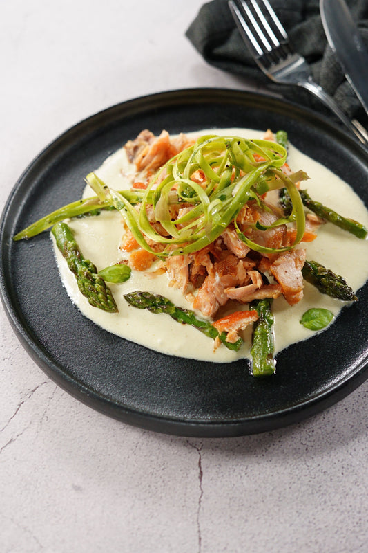Saumon poêlé croustillant, velouté et salade d’asperges du Québec