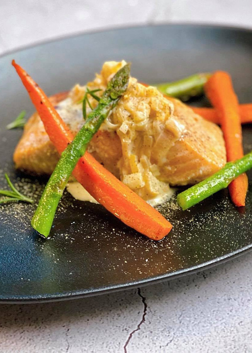 Saumon poêlé, tombée crémeuse de poireau aux pommes