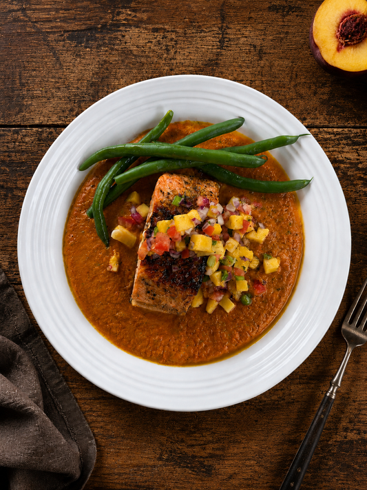 Pavé de saumon cajun à la salsa de tomates et de pêches