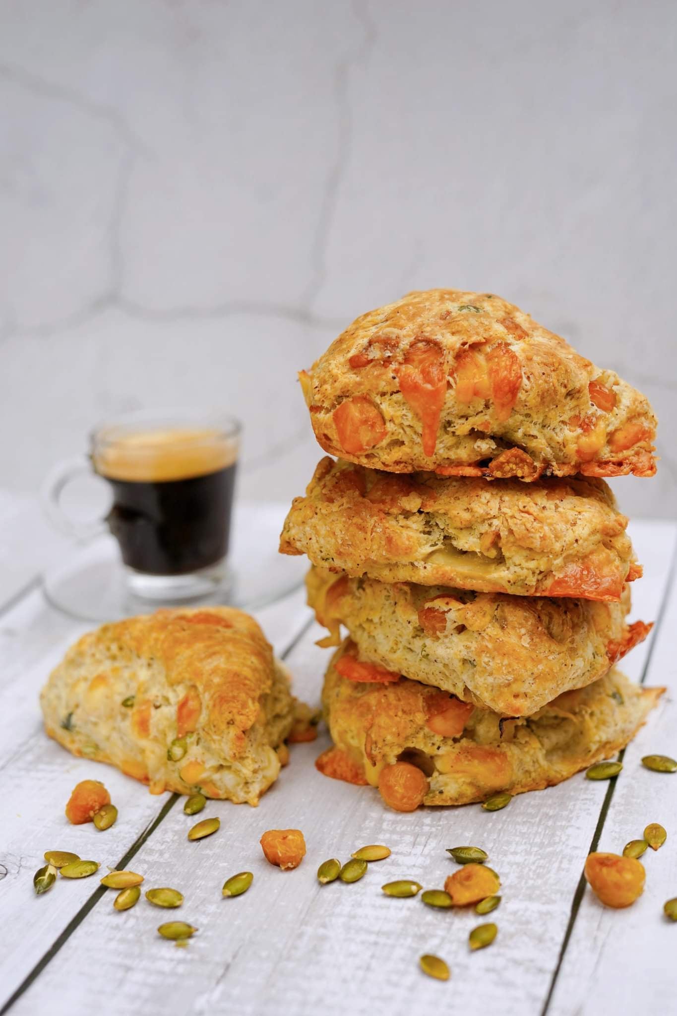 Scones au fromage de chèvre et cerises de terre