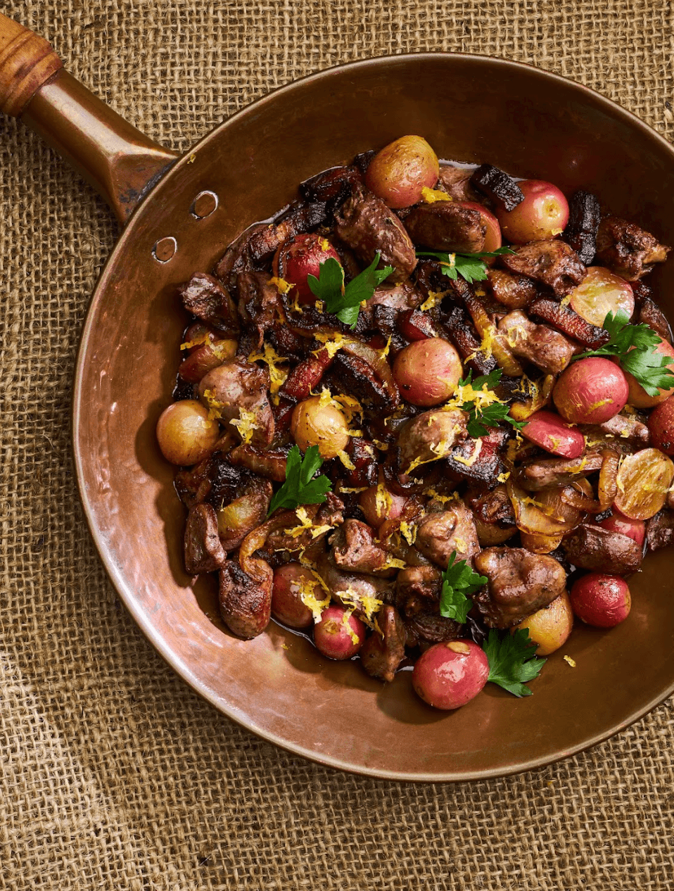 Poêlée de cœurs de poulet, lardons et raisins