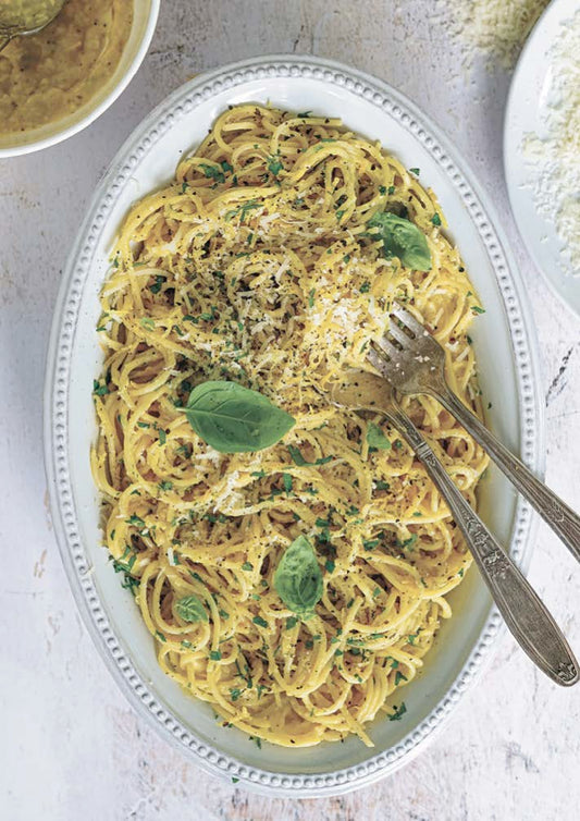 Spaghettinis avec mayonnaise tiède au persil, au parmesan et au zeste de citron