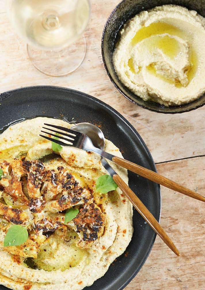 Steak de chou-fleur grillé mariné, sur hummus de choux-fleurs rôtis au citron et tahini