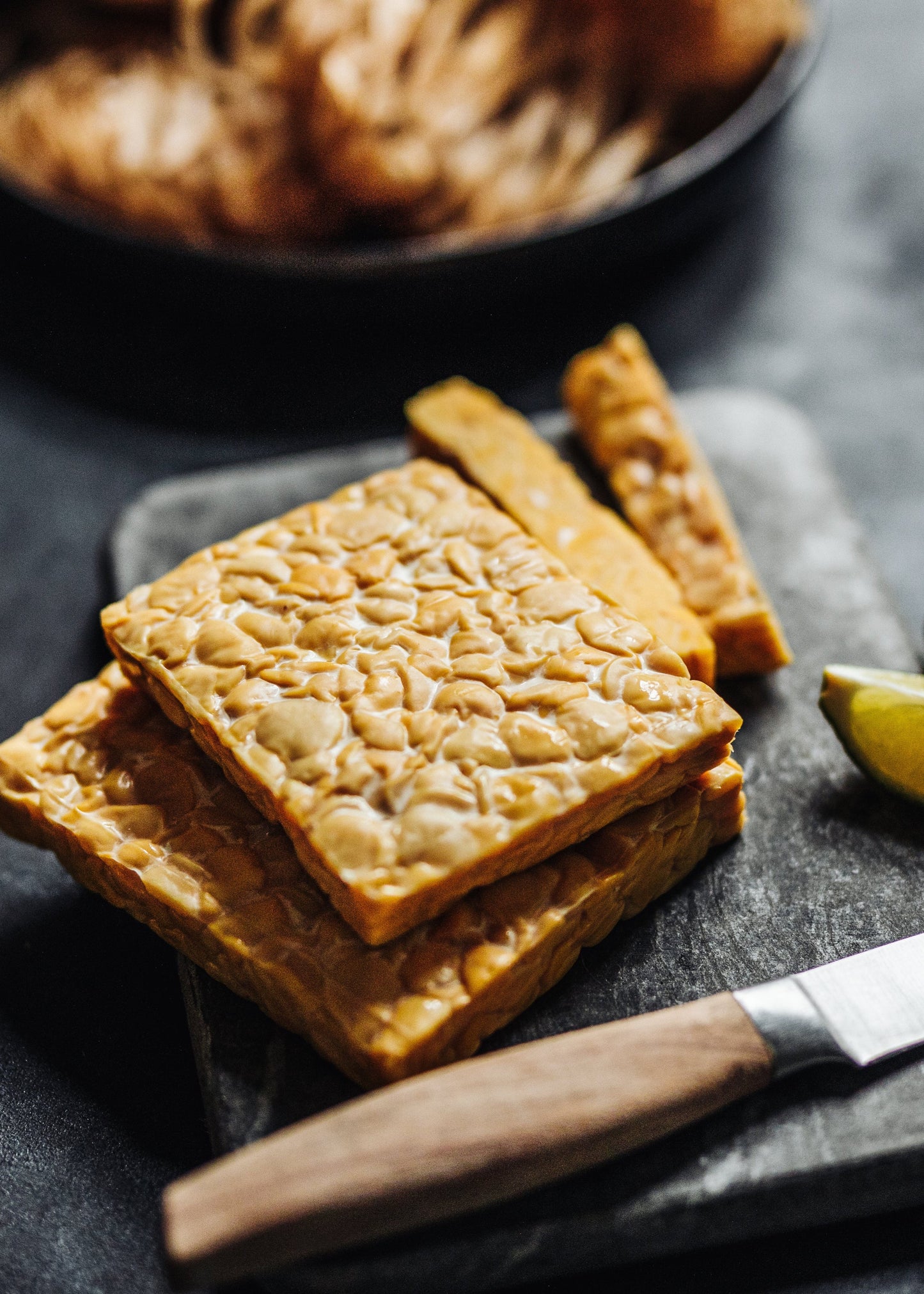 Steaks de tempeh et oignons verts grillés, sauce sucrée-salée