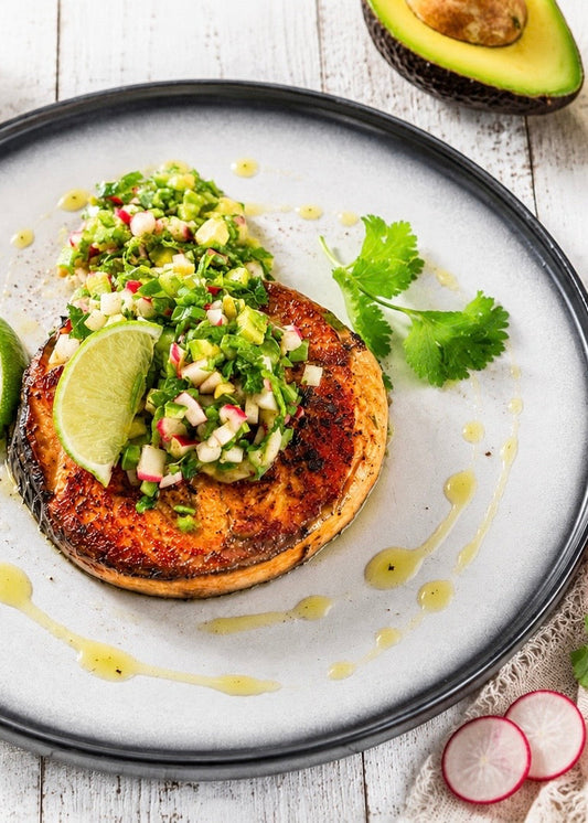 Tournedos de saumon poêlés, salsa de radis, concombre, avocat et lime