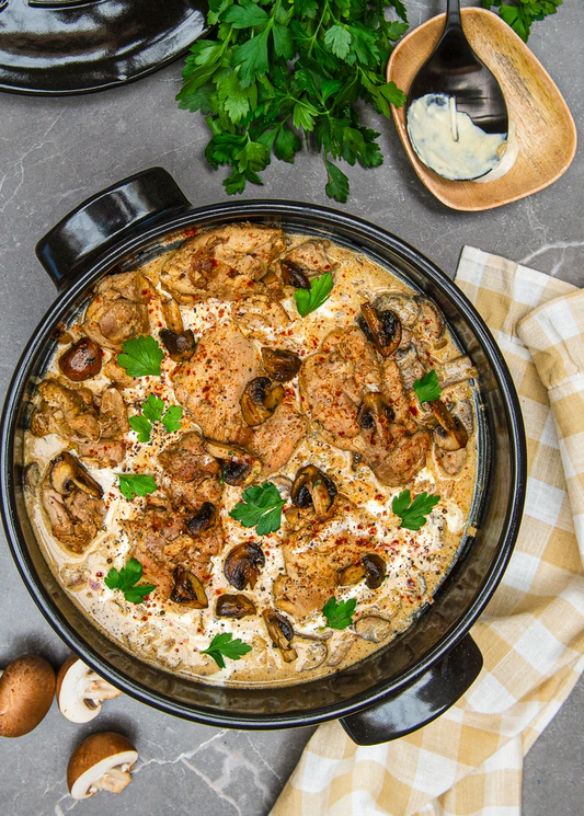 Stroganoff de hauts de cuisse de poulet à l’étouffée, champignons dorés et crème acidulée