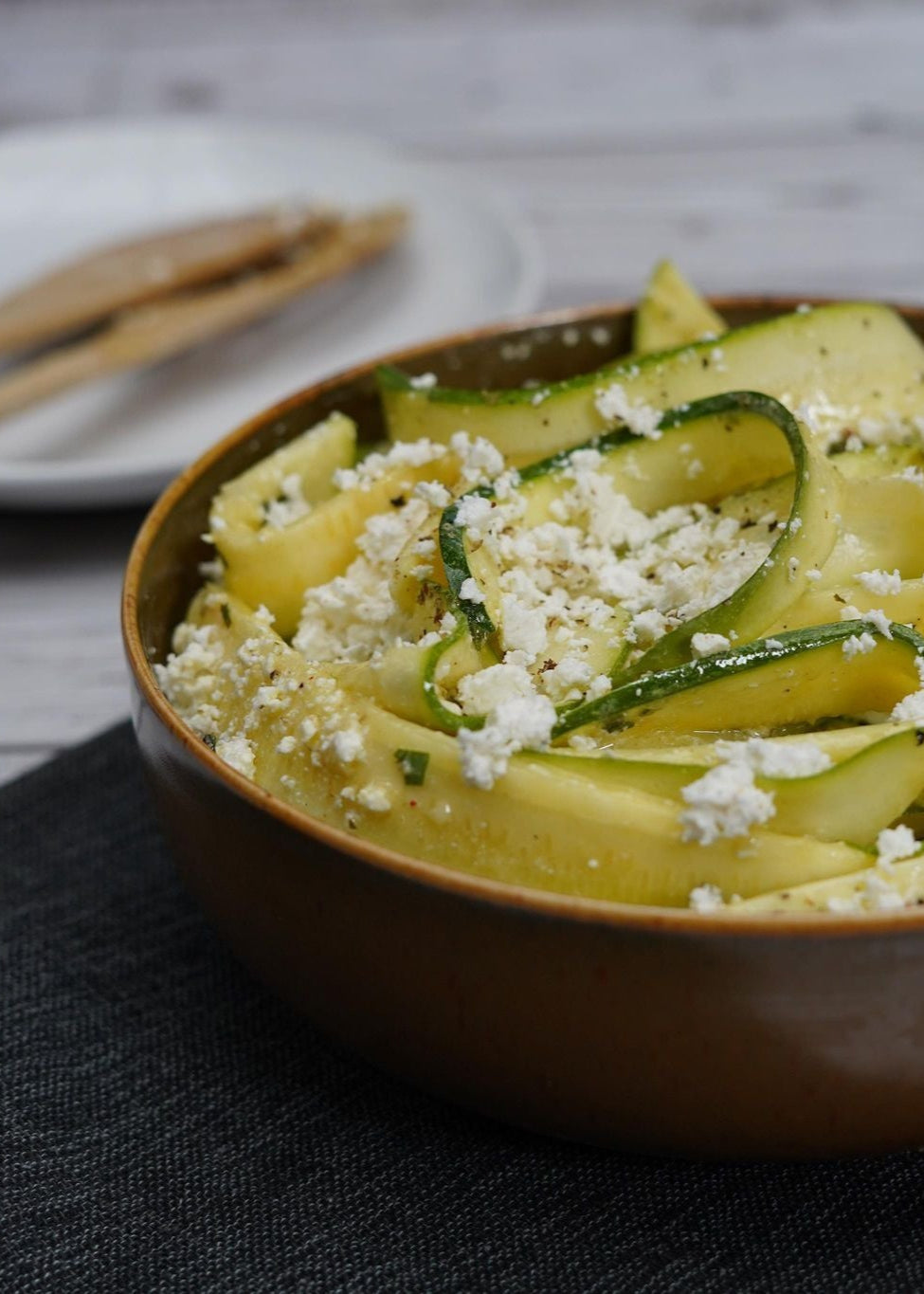 Tagliatelles de courgettes, verdurette à la dijon, neige de féta