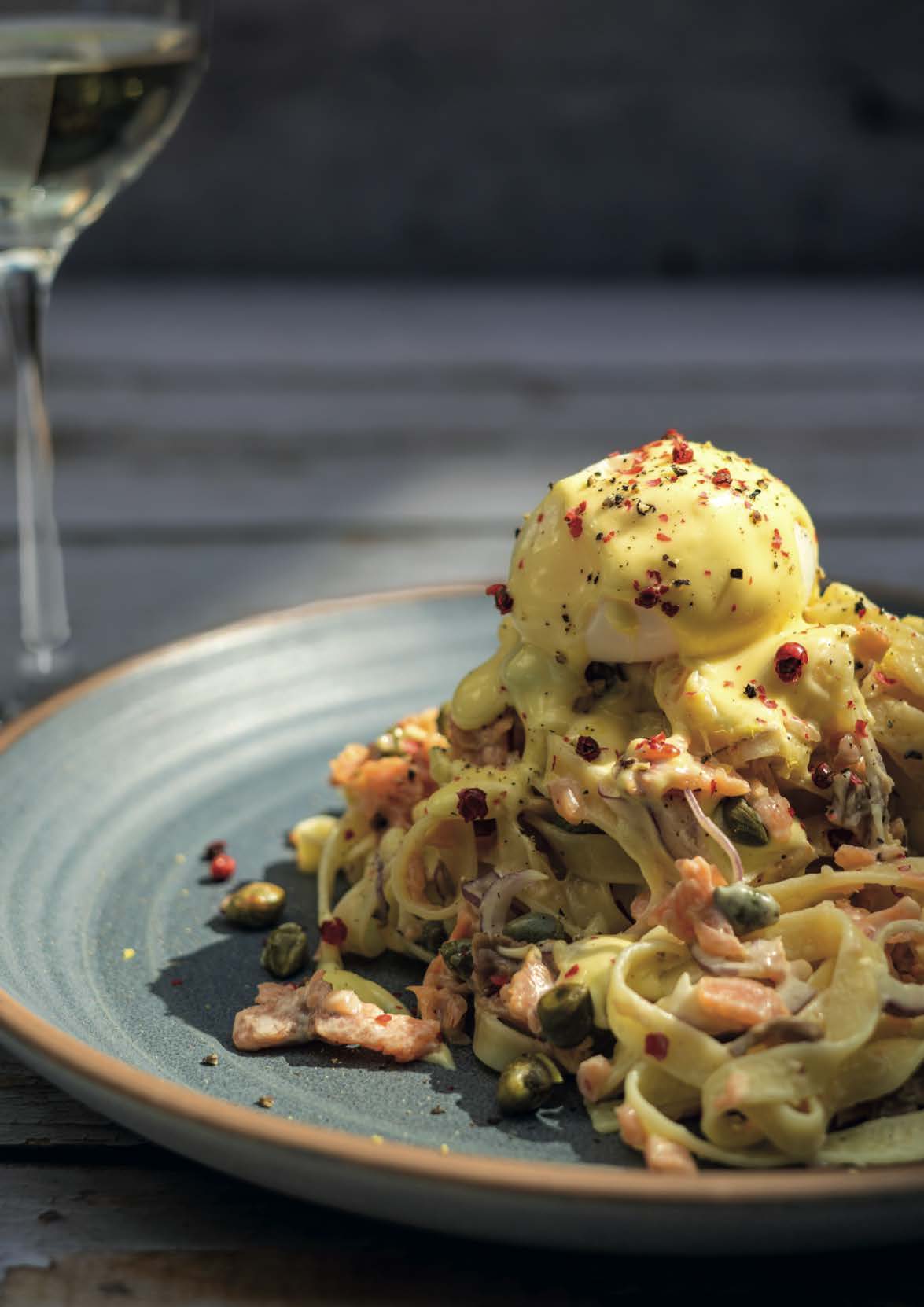 Tagliatelles hollandaises au saumon fumé et au poivre rose