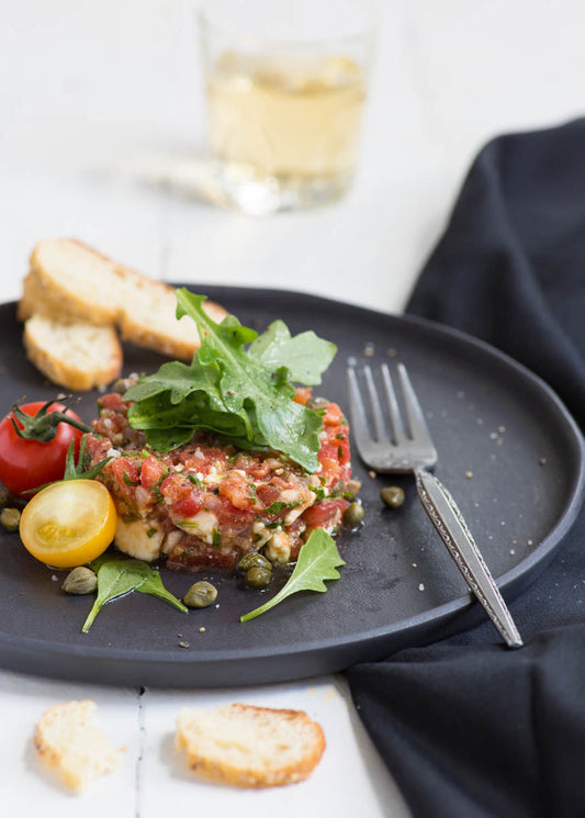 Tartare de tomates presque classique à la féta et à la roquette