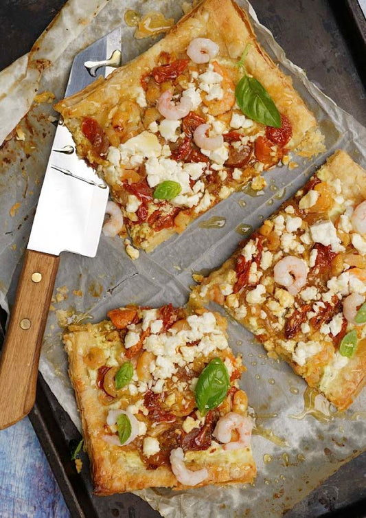 Tarte fine aux crevettes nordiques, tomates confites et fromage de brebis