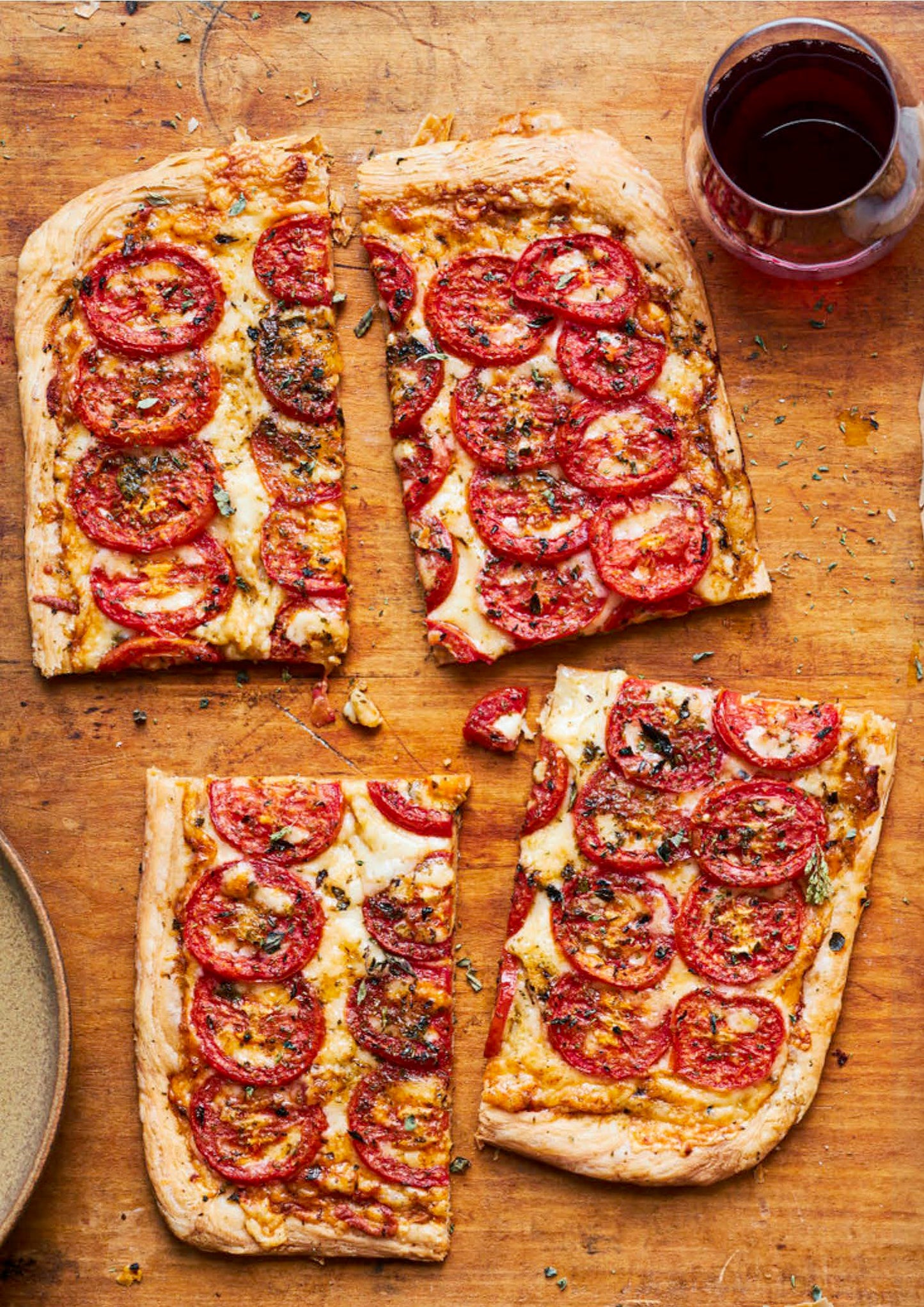 Tarte fine feuilletée aux tomates et au vieux cheddar
