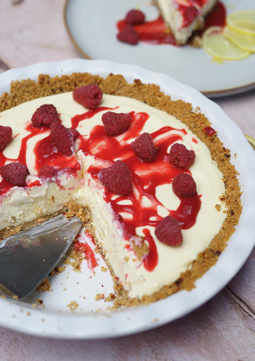 Tarte glacée au citron, croûte sablée aux noix et coulis de framboise