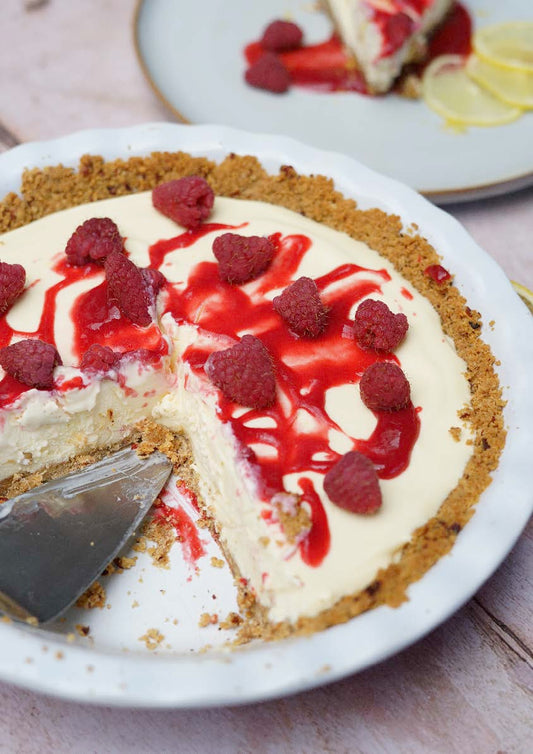 Tarte glacée au citron, croûte sablée aux noix et coulis de framboise