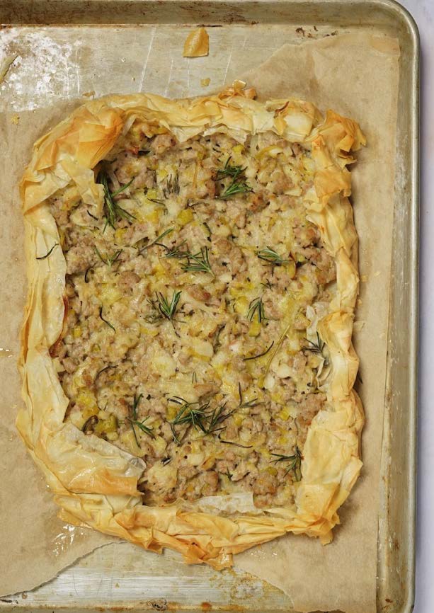 Tarte rustique en pâte filo au porc haché, pommes, oignons et romarin
