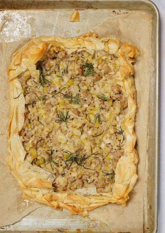 Tarte rustique en pâte filo au porc haché, pommes, oignons et romarin