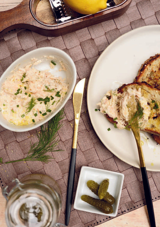 Tartines croustillantes de rillettes de saumon grillé au citron confit et ciboulette
