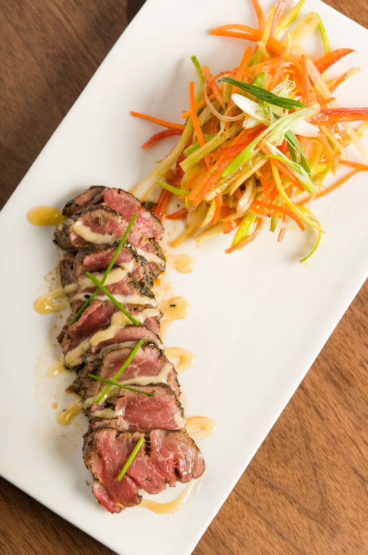 Tataki de boeuf, émulsion au sésame et légumes croquants
