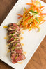 Tataki de boeuf, émulsion au sésame et légumes croquants