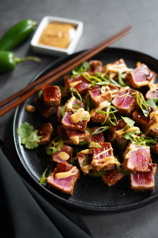 Tataki de thon à queues jaune, sauce chaude au jelapenos, saveurs orientales