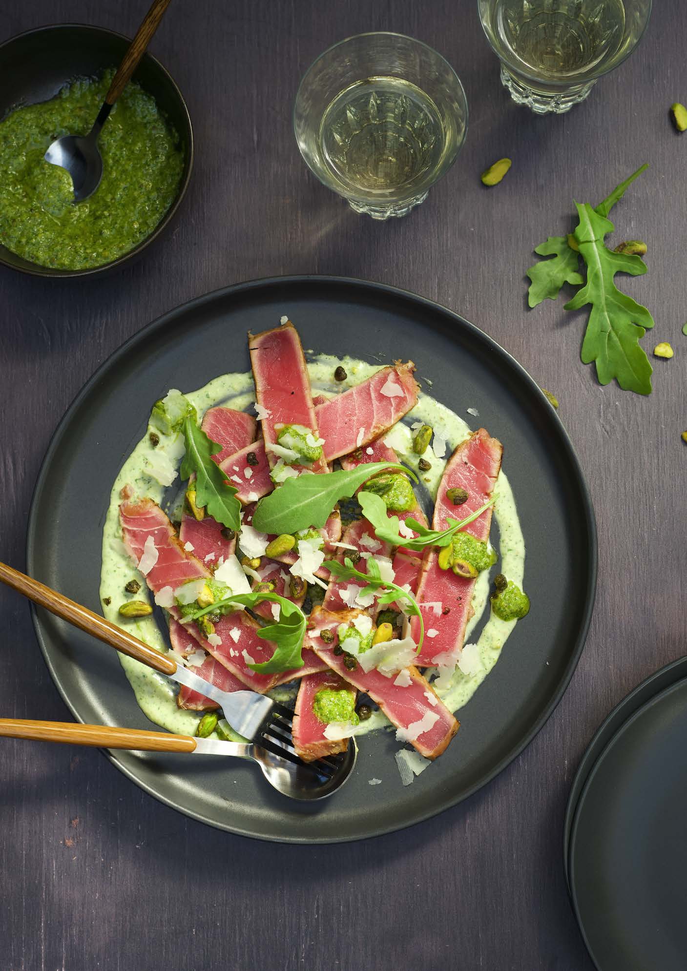 Tataki de thon albacore, crème de pesto de roquette aux pistaches, câpres frites, copeaux de pecorino et éclats de pistaches