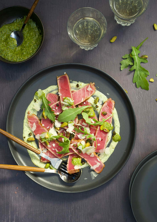 Tataki de thon albacore, crème de pesto de roquette aux pistaches, câpres frites, copeaux de pecorino et éclats de pistaches